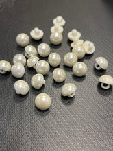 Load image into Gallery viewer, Pearl Bridal Button
