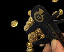 Load image into Gallery viewer, Vintage Crown Metal button (Gold)
